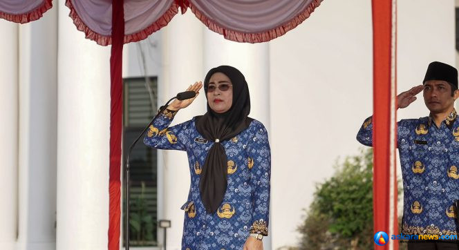 
 Sekretaris Daerah Provinsi (Sekdaprov) Kepulauan Riau, Misni bertindak selaku inspektur upacara pada peringatan HUT ke-81 Republik Indonesia di lingkungan Pemerintah Provinsi Kepri di Kantor Gubernur Kepri, Dompak, Senin (17/8/2026). 