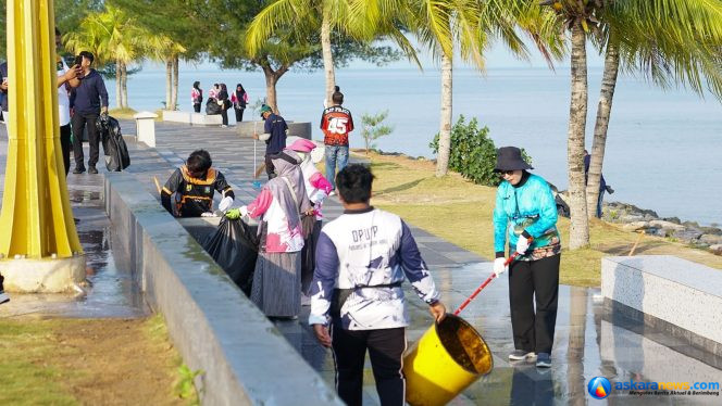 
 Sekdaprov Kepri, Misni (kanan) memimpin gotong royong membersihkan kawasan Gurindam 12, Tepi Laut, Tanjungpinang, Selasa (18/8/2026). 