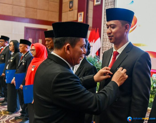 
 Gubernur Kepri Ansar Ahmad menyematkan Tanda Kehormatan Satyalancana Karya Satya kepada PNS Pemprov Kepulauan Riau di Balairung Wan Seri Beni, Dompak, Jumat (14/8/2026). Sebanyak 610 PNS Pemprov Kepri menerima tanda kehormatan ini di tahun 2026. 