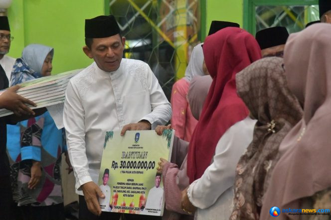 
 Gubernur Kepri Ansar Ahmad menyerahkan bantuan kepada Majelis Taklim Masjid Darul Gufron, Kota Batam, Senin (24/8/2026). Penyerahan bantuan sempena Peringatan Maulid Nabi Muhammad SAW di masjid terbut.