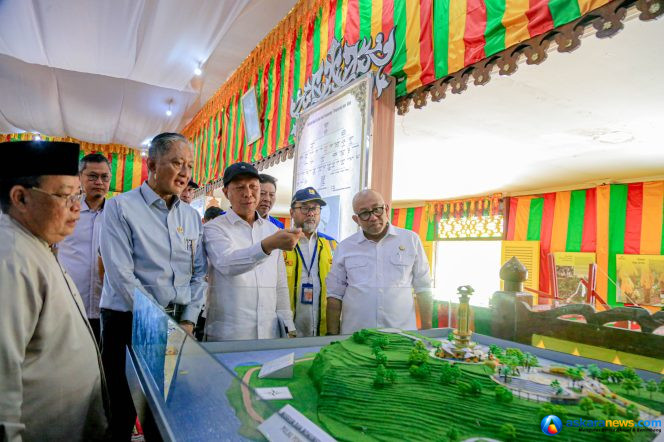 
 Menteri PU Repubulik Indonesia, Dody Hanggodo, mendengarkan pemaparan mengenai rencana pembanguan Museum dan Monumen Tugu Bahasa Nasional disampaikan Kepala Dinas PUPP Provinsi Kepri di Balai Adat Pulau Penyengat, Sabtu (29/8/2026). Nampak hadir Wali Kota Tanjungpinang Lis Darmansyah. 