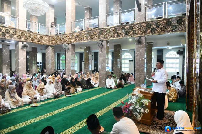 
 Gubernur Kepri Ansar Ahmad menyampaikan Tabligh Akbar Maulid Nabi Muhammad SAW 1448 H/2026 bertema “Meneladani Akhlak Muhammad SAW” yang digelar di Masjid An-Nur Villa Pesona Asri, Kelurahan Belian, Kecamatan Batam Kota, Batam, Senin (24/8/2026). 