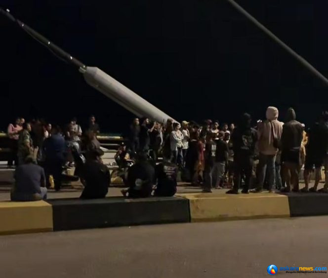 
 Ket foto: warga melihat proses pencarian tim SAR