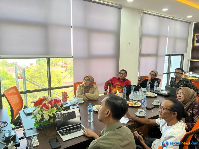 
 Proses seleksi logo HUT Ke-24 Provinsi Kepulauan Riau di Ruang Kerja Kepala Dinas Komunikasi dan Informatika Provinsi Kepri 