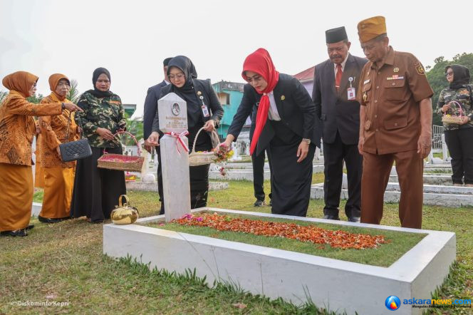 
 Sekdaprov Kepri Misni bersama para Veteran dan sejumlah pimpinan OPD melaksanakan tabur bunga di makam veteran di Taman Makam Pahlawan Pusara Bhakti Tanjungpinang, Senin (10/8/2026). Tambur bunga dilaksanakan dalam upacara memperingati Hari Veteran tahun 2026.
