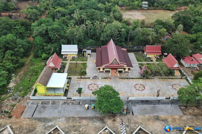 
 Balai Adat di Pulau Penyengat, Tanjungpinang, terlihat dari udara. Terlihat revitalisasi dilaksnakan Pemprov Kepri di kawasan ini merubah wajah bangunan sebagai pusat musyawarah, tempat penyambutan tamu penting, dan wadah kegiatan budaya Melayu di Pulau Penyengat. 