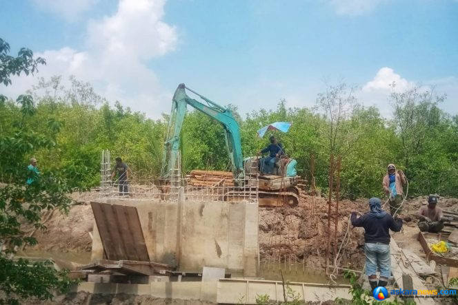 
 Pembangunan pintu air di Dusun 4 Desa Sebesi, Kecamatan Kundur, Kabupaten Karimun. (Sumber: Dinas PUPP Kepri)