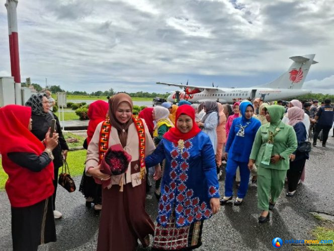 
 Tiba di Bumi Ate Fulawan, Kak Na Serahkan Bufferstok Senilai Rp2.2 Miliar
