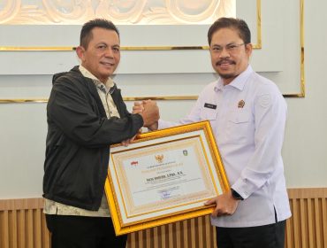 Gubernur Kepulauan Riau Ansar Ahmad menyerahkan piagam penghargaan kepada Nurus Solichin, Kepala BPN Kepri yang kini menjabat amanah baru sebagai Kepala BPN Riau. Piagam diserahkan dalam silaturahmi digelar di Ruang VIP Bandara RHF Tanjungpinang, Senin (14/9/20260. 