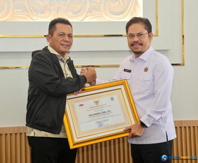 
 Gubernur Kepulauan Riau Ansar Ahmad menyerahkan piagam penghargaan kepada Nurus Solichin, Kepala BPN Kepri yang kini menjabat amanah baru sebagai Kepala BPN Riau. Piagam diserahkan dalam silaturahmi digelar di Ruang VIP Bandara RHF Tanjungpinang, Senin (14/9/20260. 