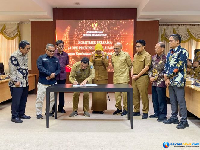 
 Penandatanganan komitmen bersama 43 OPD Provinsi Kepulauan Riau dalam Penguatan Keterbukaan Informasi Publik Tahun 2026 di ruang rapat utama Kantor Gubernur Kepri, Dompak, Tanjungpinang, Selada (1/9/2026). 