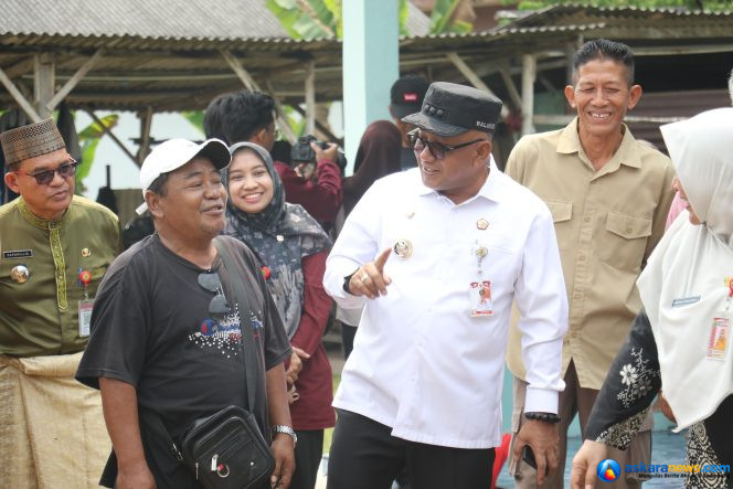 
 Wujud Kepedulian Pemko, Wako Lis serahkan secara langsung kartu Bima Sakti dan Kebutuhan Pokok.
