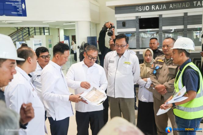 
 Wakil Gubernur Kepri Nyanyang Haris Pratamura didampingi Kadis PUPP Rodi Yantari dan Direktur RSUD RAT Bambang Utoyo melihat Shop drawing - gambar teknis rinci - perbaikan fasilitas di RSUD Provinsi Kepri Raja Ahmad Tabib, Rabu (2/9/2026). 