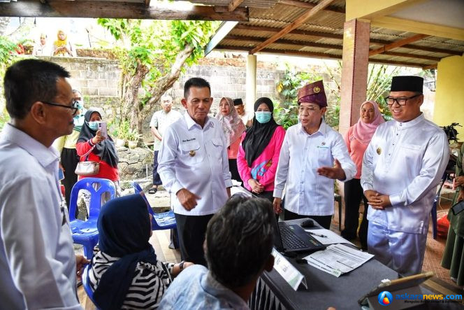 
 Wamenkes II RI Benjamin Paulus Octavianus didampingi Gubernur Kepri Ansar Ahmad dan Wagub Nyanyang Haris Pratamura berdialog dengan sejumlah lansia di Posyandu Kencana, Kampung Baru, Tanjungpinang, Jumat (11/9/2026).