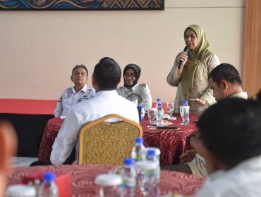 Ketua Dekranasda Provinsi Kepri, Dewi Kumalasari memimpin rapat finalisasi persiapan Dekrafest 2026 di Gedung Dekranasda Kepri, Rabu (16/9/2026). 