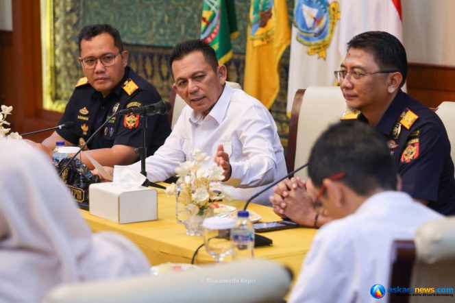 
 Gubernur Kepulauan Riau, Ansar Ahmad bersama Kepala Kanwil DJBC Provinsi Kepri Sodikin dan Kepala Kantor Pelayanan Ytama Bea Cukai Batam Agung Widodo melaksanakan pembahasan dalam upaya memperkuat sinergi. Mulai dari FTZ, distribusi barang hingga pariwisata di Gedung Daerah, Tanjungpinang, Rabu (9/9/2026). 