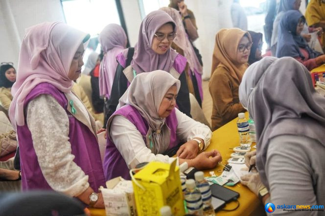 
 Keta Yayasan Kanker Indonesia Provinsi Kepulauan Riau, Dewi Kumalasari Ansar dalam kegiatan Program Sejuta Vaksin KORPRI untuk ASN dan Keluarga digelar di Balairung Wan Seri Beni, Dompak, Tanjungpinang, Selasa (29/9/2026). 
