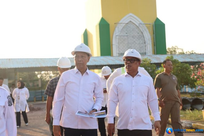 
 Wakil Gubernur Kepri Nyanyang Haris Pratamura didampingi Kepala Dinas PUPP Rodi Yantari meninjau pekerjaan renovasi Masjid Raya Nur Ilahi, Pulau Dompak, Tanjungpinan, Rabu (2/9/2026). 