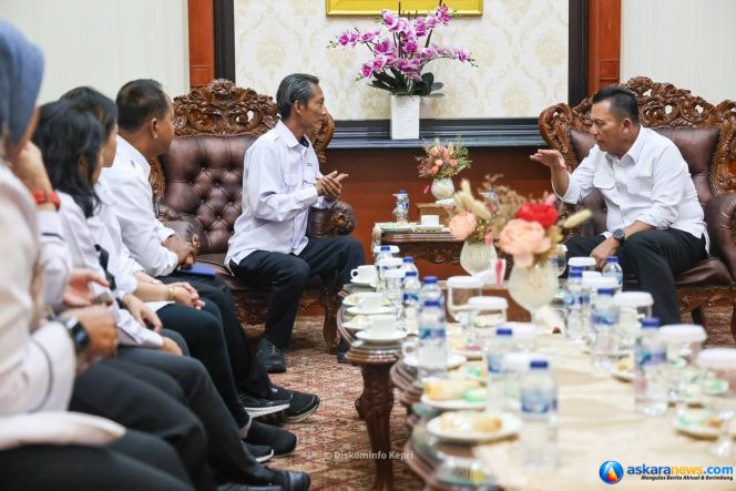 
 Gubernur Kepri Ansar Ahmad berdiskusi bersama Kepala BKKBN Provinsi Kepri yang baru Victor Palimbong di Gedung Daerah, Tanjungpinang, Rabu (9/9/20206). Dalam pertemuan dibahas sejumlah hal terkait penguatan koordinasi dan sinergi dalam memperkuat berbagai program kependudukan dan pembangunan keluarga.