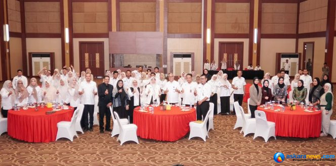 
 Sekdaprov Kepri Misni dan Kabiro Umum Setdaprov Kepri Endri Joko Satrio berfoto bersama peserta Pelatihan Set-Up Table di Aula Wan Seri Beni, Dompak, Rabu (9/9/2026). 