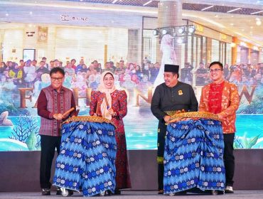 Sekdaprov Kepri turut menabuh gendang, membuka penyelenggaraan Gebyar Melayu Pesisir 2026 digelar di K Square, Batam, Kamis (17/9/2026). 
