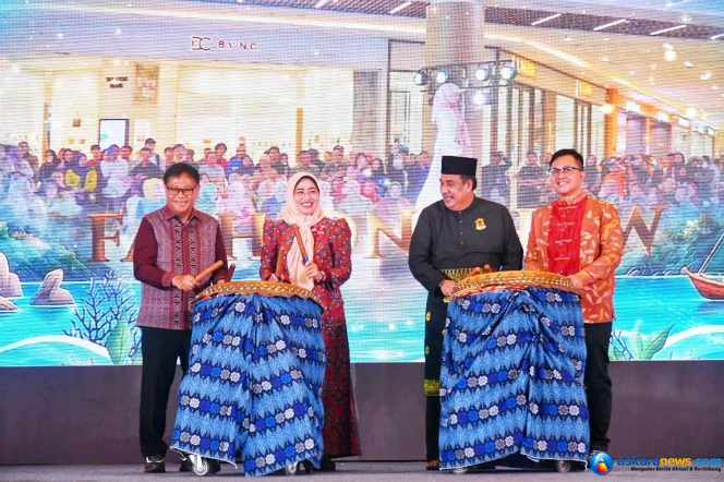 
 Sekdaprov Kepri turut menabuh gendang, membuka penyelenggaraan Gebyar Melayu Pesisir 2026 digelar di K Square, Batam, Kamis (17/9/2026). 