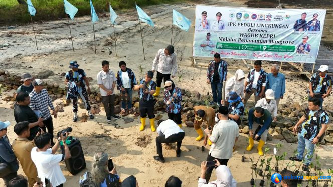 
 Wakil Gubernur Kepri Nyanyang Haris Pratamura terjun langsung dalam aksi nyata peduli lingkungan digelar Ikatan Pemuda Karya (IPK) Kepri dan IPK Batam di Pantai Vio Vio, Jembatan 5 Barelang, Selasa (8/9/2026). 