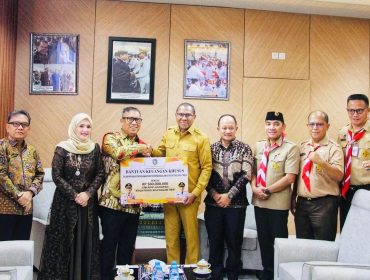 Wakil Gubernur Kepri didampingi Wakil Ketua TP PKK Provinsi Kepulauan Riau, Nenny Dwiyana dan Plt. Kalak BPBD Provinsi Kepulauan Riau Darson, menyerahkan bantuan senilai Rp500 juta untuk korban gempa Flores NTT, diterima Wagub NTT Johni Asadoma, Senin (14/9/2026)