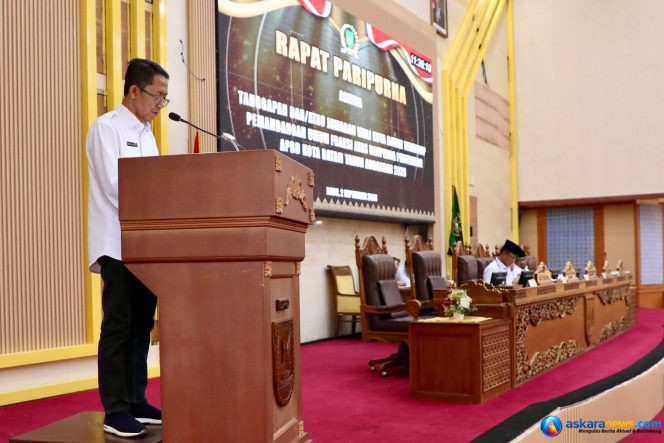 
 Wali Kota Batam, Amsakar Achmad, berbincang dengan sejumlah anggota DPRD Batam saat Rapat Paripurna DPRD Kota Batam di Ruang Sidang DPRD Kota Batam, Rabu (2/9/2026). 