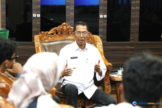 
 Wali Kota Batam, Amsakar Achmad, berdialog dengan mahasiswa dan pemuda saat menerima audiensi Koalisi Angkatan Muda Bersatu Kota Batam di Kantor Wali Kota Batam, Rabu (2/9/2026).
