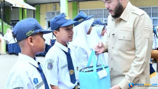 
 Pemko Padang Kembali Salurkan Seragam Sekolah Gratis, Sekolah Dilarang Jual LKS