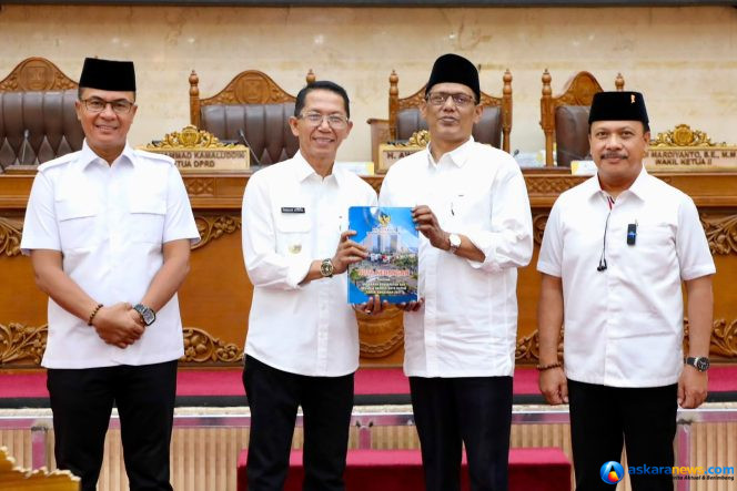 
 Wali Kota Batam, Amsakar Achmad, menyerahkan nota keuangan tentang APBD 2027 kepada pimpinan DPRD Batam saat Sidang Paripurna di DPRD Batam, Senin (7/9/2026). 