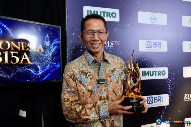 
 Menteri PANRB, Rini Widyantini, menyerahkan piala penghargaan kepada Wali Kota Batam, Amsakar Achmad, di Birawa Assembly Hall, Hotel Bidakara, Jakarta, Rabu (9/9/2026) malam.