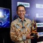 Menteri PANRB, Rini Widyantini, menyerahkan piala penghargaan kepada Wali Kota Batam, Amsakar Achmad, di Birawa Assembly Hall, Hotel Bidakara, Jakarta, Rabu (9/9/2026) malam.