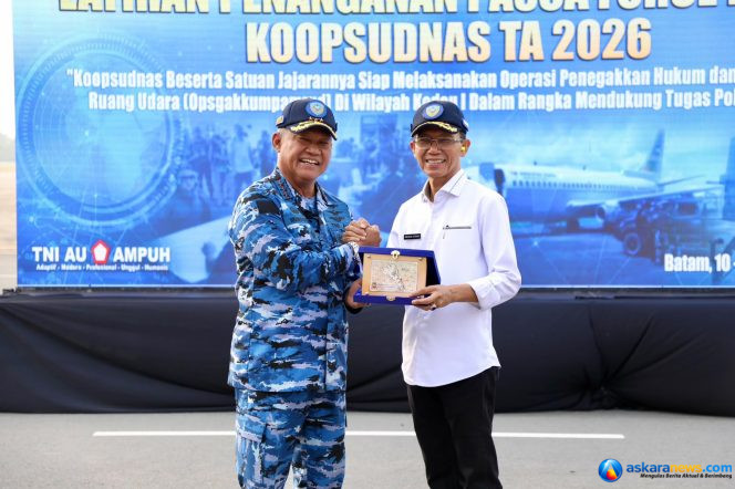 
 Wali Kota Batam, Amsakar Achmad, menghadiri latihan penanganan pasca-force down Koopsudnas Tahun Anggaran 2026 di Bandara Internasional Hang Nadim Batam, Jumat (11/9/2026). 