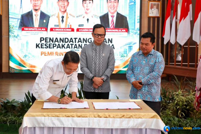 
 Wali Kota Batam, Amsakar Achmad, menandatangani kesepakatan antar Pemko Batam dan APINDO Batam dan disaksikan Wamendagri, Bima Arya, di Kantor Wali Kota Batam, Jumat (11/9/2026). 