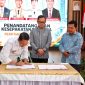 Wali Kota Batam, Amsakar Achmad, menandatangani kesepakatan antar Pemko Batam dan APINDO Batam dan disaksikan Wamendagri, Bima Arya, di Kantor Wali Kota Batam, Jumat (11/9/2026). 