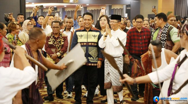 Wali Kota Batam, Amsakar Achmad, disambut tarian khas NTT saat menghadiri Mubes PK NTT Kota Batam di Golden View Hotel, Sabtu (12/9/2026). 