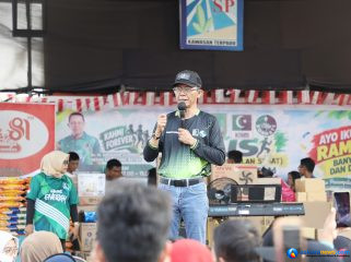 Wali Kota Batam, Amsakar Achmad, menyampaikan sambutan saat menghadiri KFJS di Lapangan SP Plaza, Minggu (13/9/2026). 