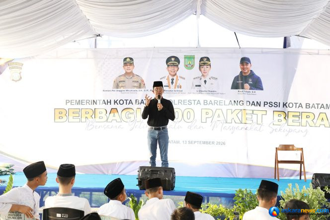 
 Wali Kota Batam, Amsakar Achmad, menyampaikan sambutan saat menghadiri pembagian 1.000 paket beras di Sekupang, Minggu (13/9/2026). 