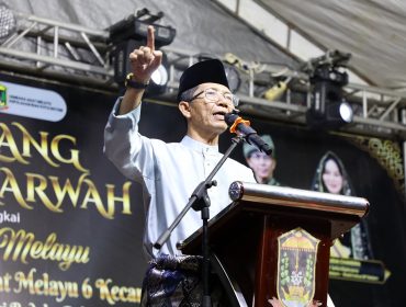 Wali Kota Batam, Amsakar Achmad, menghadiri penutupan Sembang Budaye LAM enam kecamatan wilayah timur di Lapangan Bola Legenda Malaka, Batam Kota, Minggu (13/9/2026) malam. 