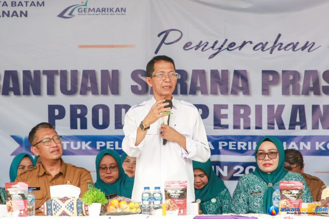 
 Wali Kota Batam, Amsakar Achmad, didampingi Ketua TP-PKK Batam, Erlita Amsakar, dan Kepala Dinas Perikanan Kota Batam, Yudi Atmajianto, menyampaikan sambutan saat penyerahan bantuan sarana dan prasarana kepada kelompok pengolah dan pemasaran hasil perikanan di Sagulung, Senin (14/9/2026). 