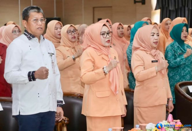 
 Sekda Batam, Firmansyah, bersama Ketua TP-PKK Batam, Erlita Amsakar, dan Ketua DWP Batam, Erawati Firmansyah, menghadiri Seminar DWP Kota Batam di Kantor Wali Kota Batam, Selasa (15/9/2026). 