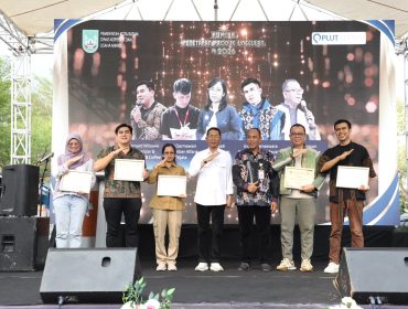 Wali Kota Batam, Amsakar Achmad, bersama pelaku UMKM saat menghadiri Puncak Penetapan Produk Unggulan Tahun 2026 di Lapangan Mal Top 100 Tembesi, Sagulung, Selasa (15/9/2026). 