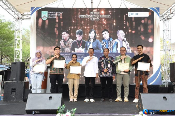 
 Wali Kota Batam, Amsakar Achmad, bersama pelaku UMKM saat menghadiri Puncak Penetapan Produk Unggulan Tahun 2026 di Lapangan Mal Top 100 Tembesi, Sagulung, Selasa (15/9/2026). 