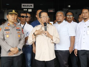 Wali Kota Batam, Amsakar Achmad, menemui pekerja di depan Kantor Wali Kota Batam, Rabu (16/9/2026). 