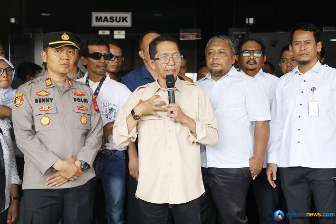 
 Wali Kota Batam, Amsakar Achmad, menemui pekerja di depan Kantor Wali Kota Batam, Rabu (16/9/2026). 