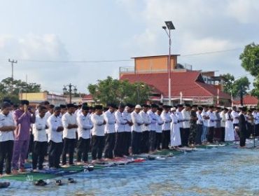 Pemerintah Kabupaten Lingga menggelar Salat Taubat dan Istighosah bersama di Lapangan Kantor Bupati Lingga, Rabu (16/9/2026)