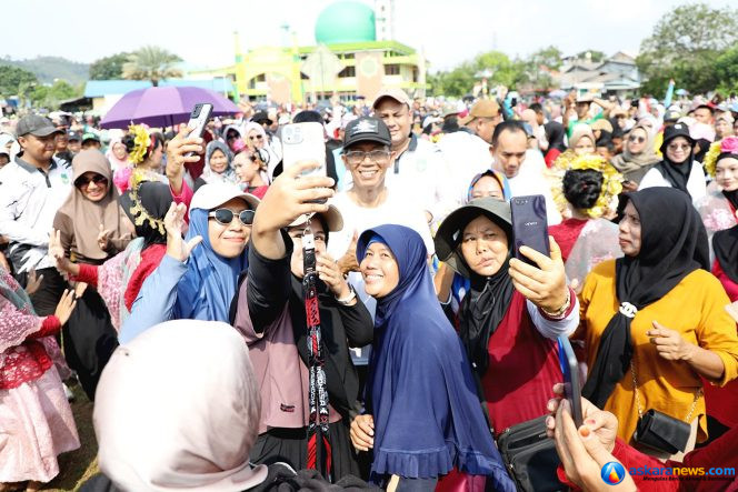 
 Warga berswafoto bersama Wali Kota Batam, saat menghadiri Fun Bike dan Senam Sehat Kecamatan Sungai Beduk di Lapangan Bola Usman Harun, Kecamatan Sungai Beduk, Minggu (20/9/2026). 