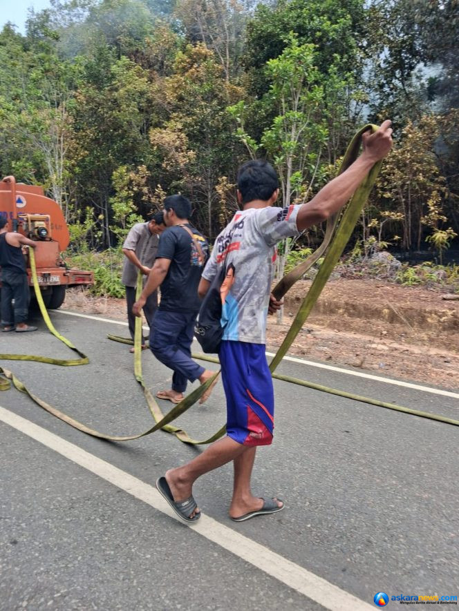 
 Tim Gabungan Berhasil Padamkan Kebakaran Lahan di Desa Mepar, Luas Terbakar ± ½ Hektare